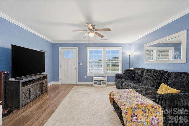 1629 Oak Leaf Drive, Hickory, NC 28601