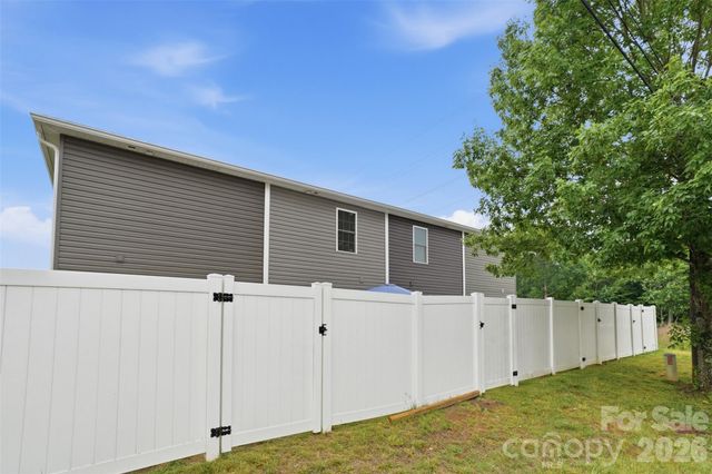 1629 Oak Leaf Drive, Hickory, NC 28601