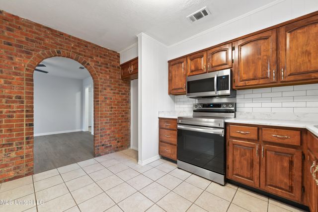 2325 W Park Drive, Gautier, MS 39553