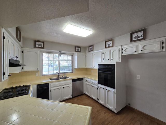 1584 Laverne Avenue, Clovis, CA 93611