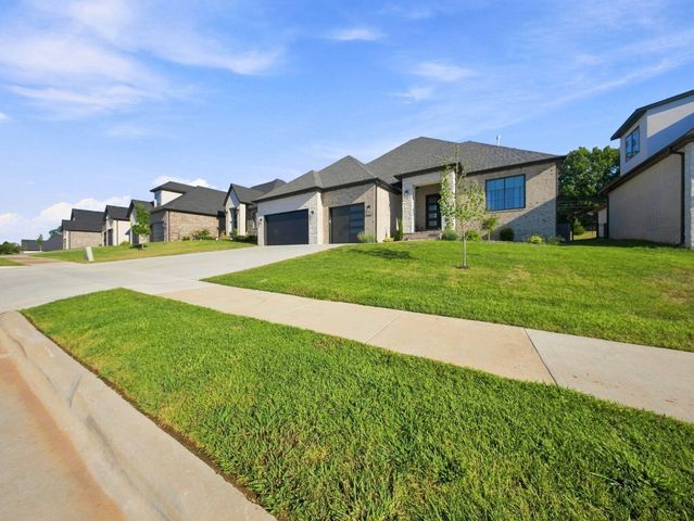 3925 E Woodhue Street, Springfield, MO 65802