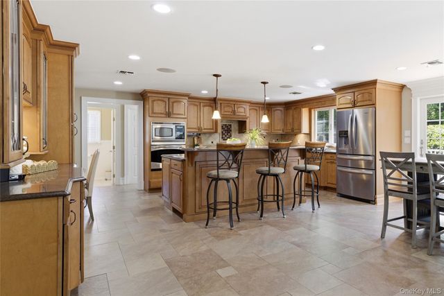 4 Crabapple Court, Mount Sinai, NY 11766