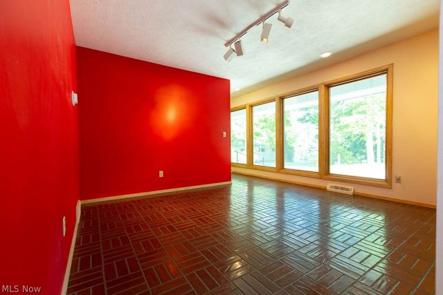 7360 Ledgewood Drive, Kirtland, OH 44094