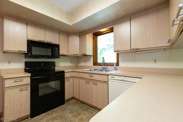 7360 Ledgewood Drive, Kirtland, OH 44094