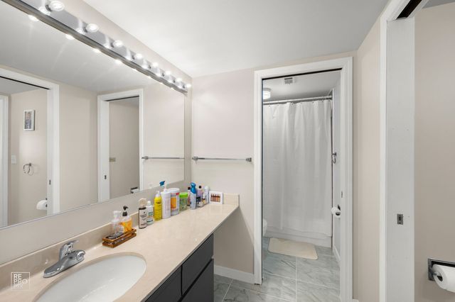 6820 Joliet Road 11, Indian Head Park, IL 60525