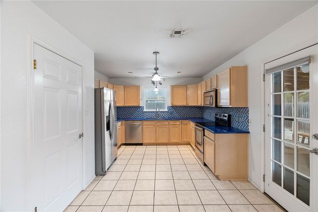 2105 Harbor Circ, Rockport, TX 78382