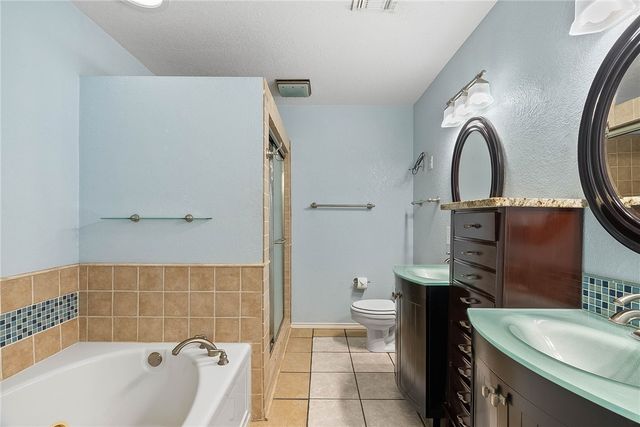 2105 Harbor Circ, Rockport, TX 78382