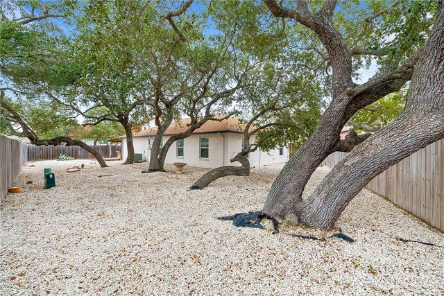 2105 Harbor Circ, Rockport, TX 78382