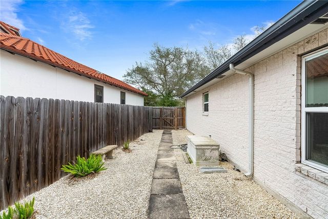 2105 Harbor Circ, Rockport, TX 78382