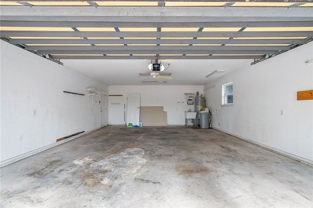 2105 Harbor Circ, Rockport, TX 78382