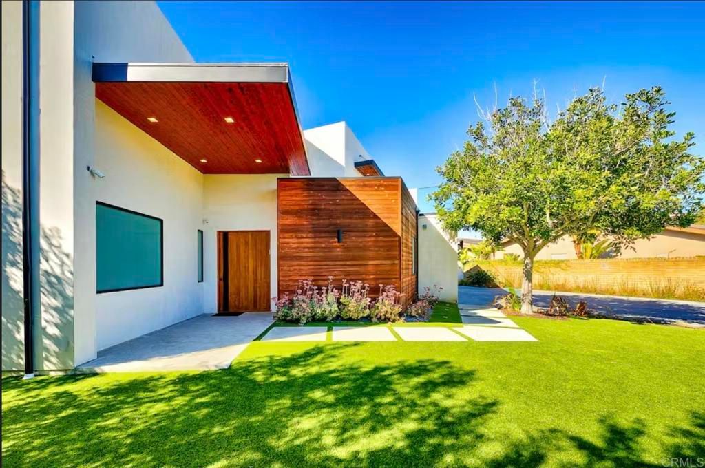 Image 10 of property listing at 2170 Via Nina, La Jolla, CA 92037