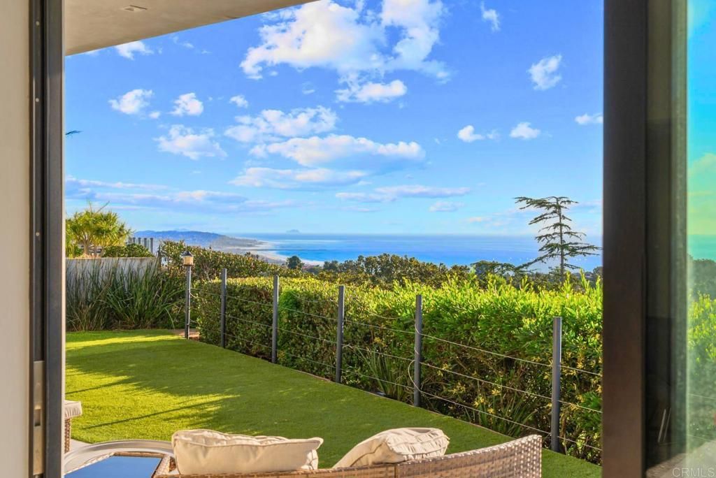 Image 14 of property listing at 2170 Via Nina, La Jolla, CA 92037