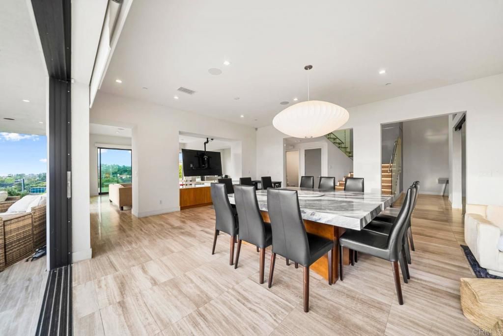 Image 20 of property listing at 2170 Via Nina, La Jolla, CA 92037