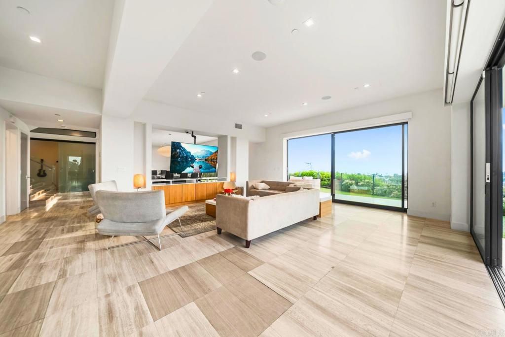 Image 25 of property listing at 2170 Via Nina, La Jolla, CA 92037