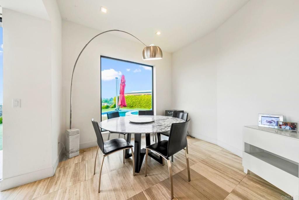 Image 26 of property listing at 2170 Via Nina, La Jolla, CA 92037