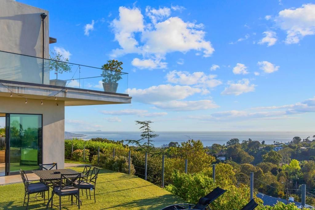 Image 28 of property listing at 2170 Via Nina, La Jolla, CA 92037