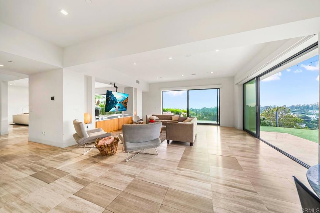 Image 36 of property listing at 2170 Via Nina, La Jolla, CA 92037