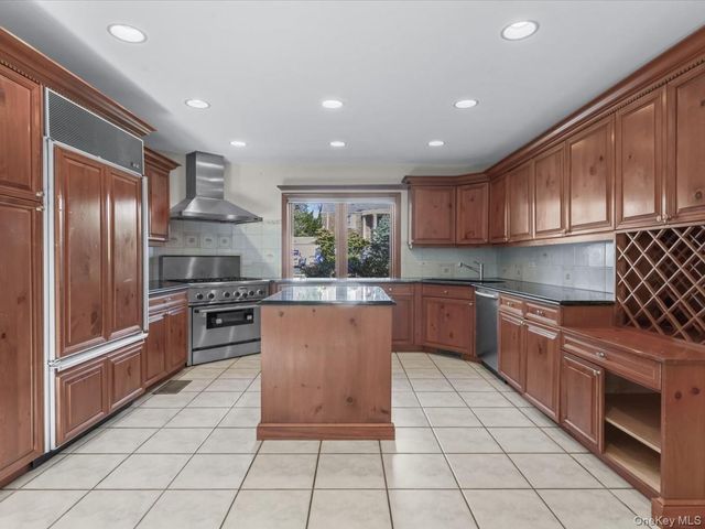 2 Amherst Road E, Great Neck, NY 11021