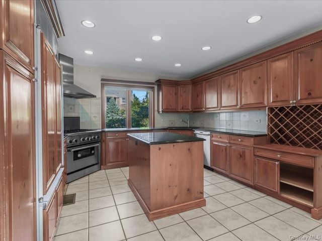 2 Amherst Road E, Great Neck, NY 11021