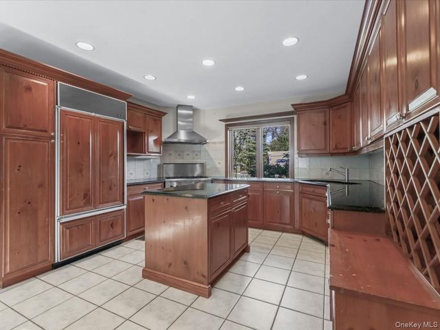 2 Amherst Road E, Great Neck, NY 11021