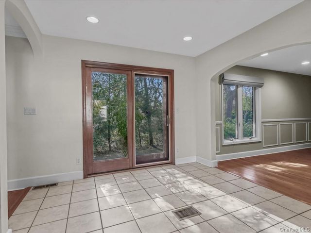 2 Amherst Road E, Great Neck, NY 11021