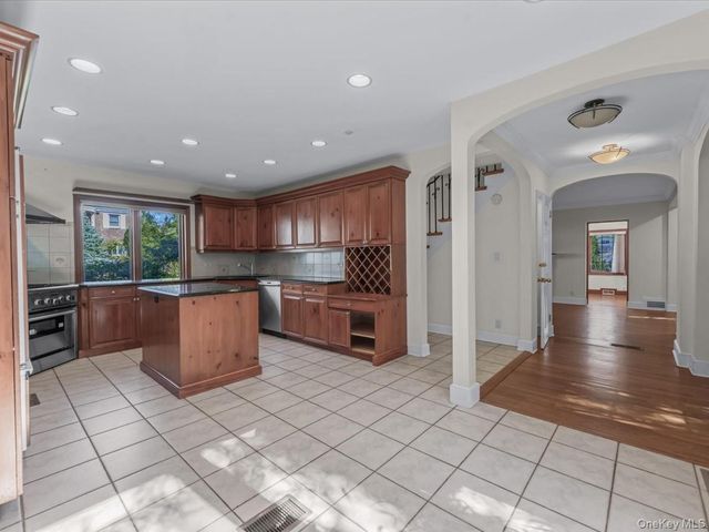 2 Amherst Road E, Great Neck, NY 11021