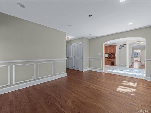 2 Amherst Road E, Great Neck, NY 11021