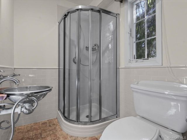 2 Amherst Road E, Great Neck, NY 11021