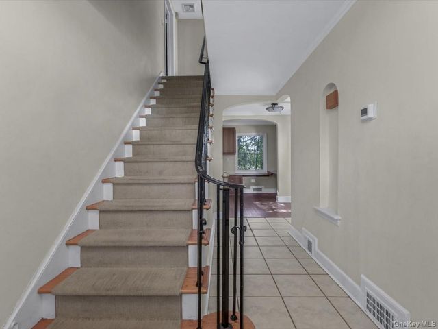 2 Amherst Road E, Great Neck, NY 11021