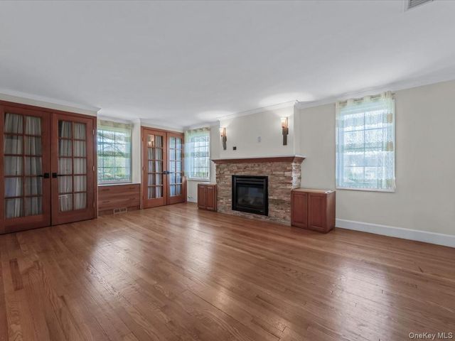 2 Amherst Road E, Great Neck, NY 11021