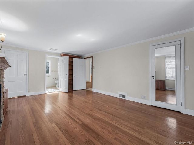 2 Amherst Road E, Great Neck, NY 11021