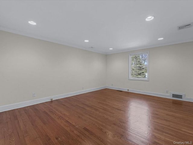 2 Amherst Road E, Great Neck, NY 11021