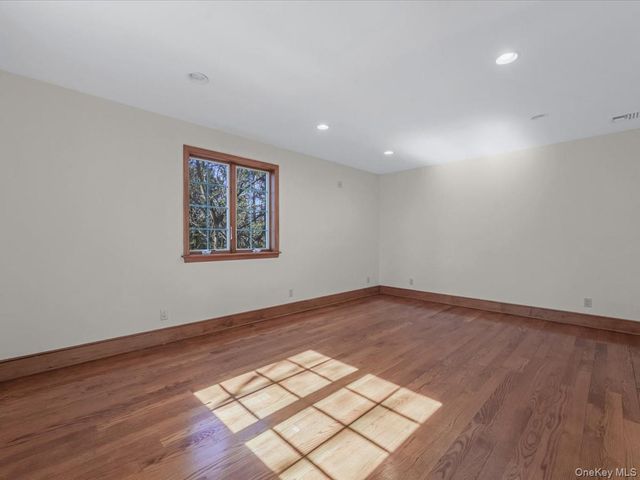 2 Amherst Road E, Great Neck, NY 11021