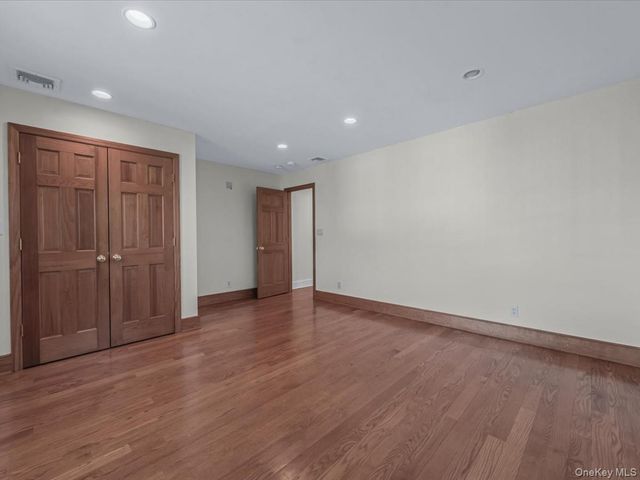 2 Amherst Road E, Great Neck, NY 11021