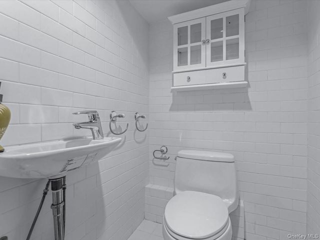 2 Amherst Road E, Great Neck, NY 11021