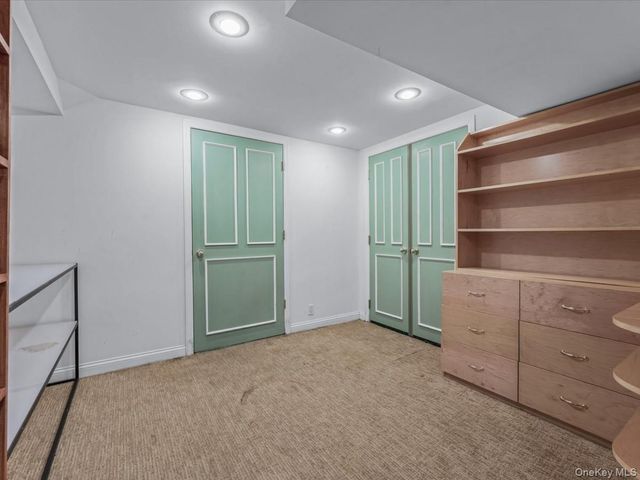 2 Amherst Road E, Great Neck, NY 11021