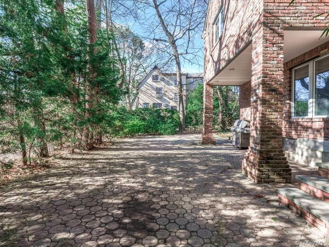 2 Amherst Road E, Great Neck, NY 11021