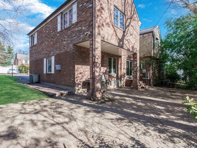 2 Amherst Road E, Great Neck, NY 11021