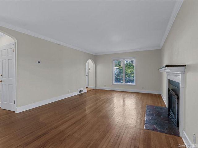 2 Amherst Road E, Great Neck, NY 11021