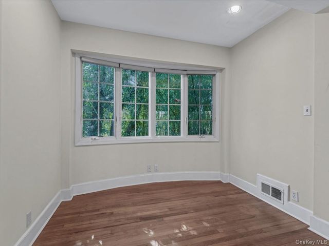 2 Amherst Road E, Great Neck, NY 11021