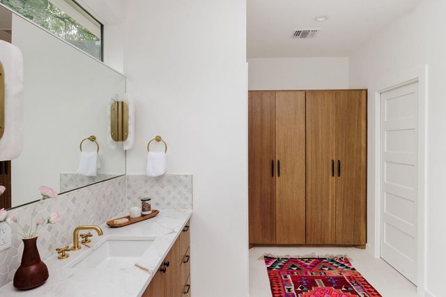 904 W Monroe ST, Austin, TX 78704