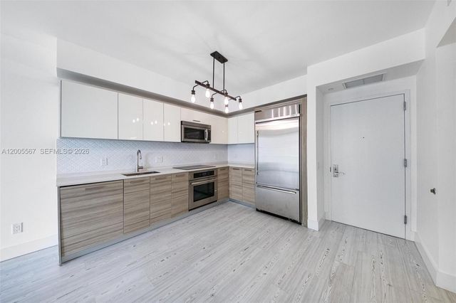 1300 Brickell Bay Dr 704, Miami, FL 33131