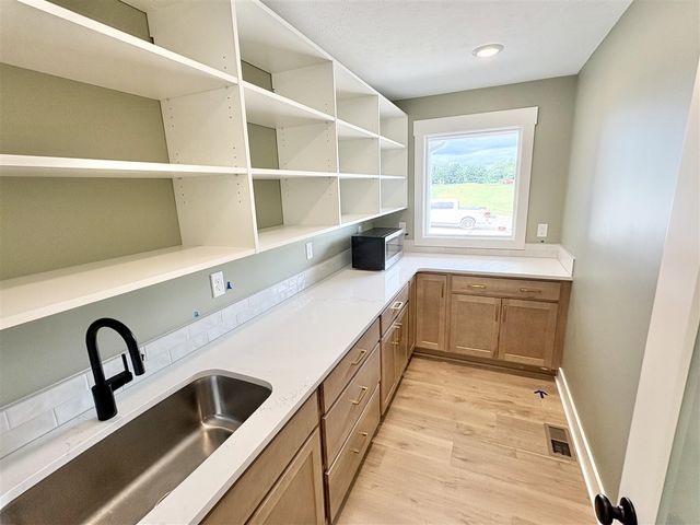 8296 Kettle Oak Drive, Alto, MI 49302