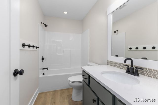 8296 Kettle Oak Drive, Alto, MI 49302