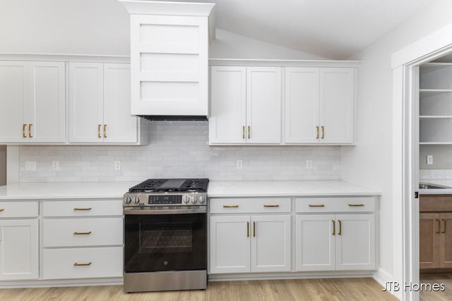 8296 Kettle Oak Drive, Alto, MI 49302