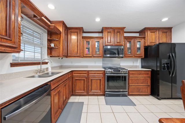 125 Broadmore Drive, Fresno, TX 77545