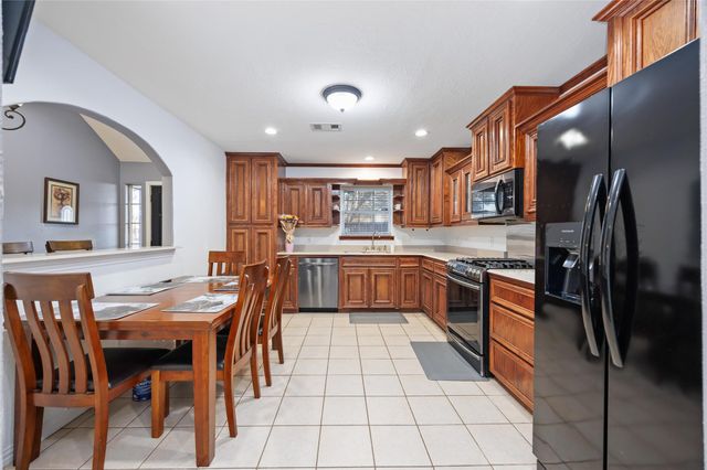 125 Broadmore Drive, Fresno, TX 77545