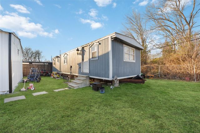 125 Broadmore Drive, Fresno, TX 77545