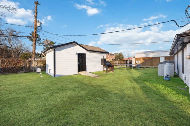 125 Broadmore Drive, Fresno, TX 77545