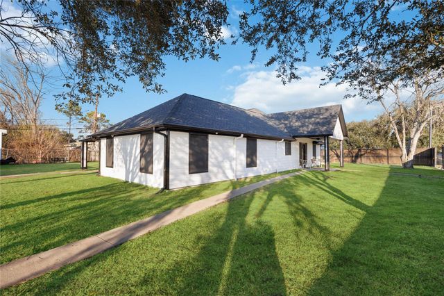 125 Broadmore Drive, Fresno, TX 77545